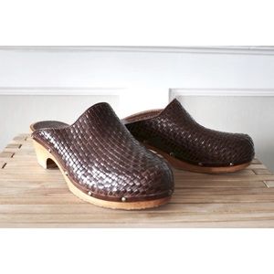 Mixed Blues GILDA 90s vintage brown woven leather clogs